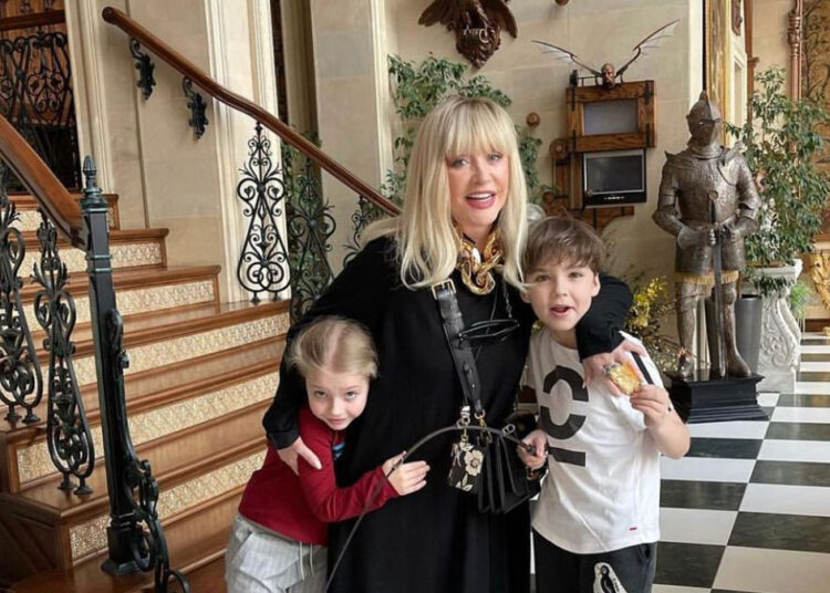 Чьи же дети Лиза и Гарри: разоблачена ложь Пугачевой о яйцеклетках