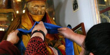 Сто лет сидит в медитации и молодеет: чудо святого из Бурятии