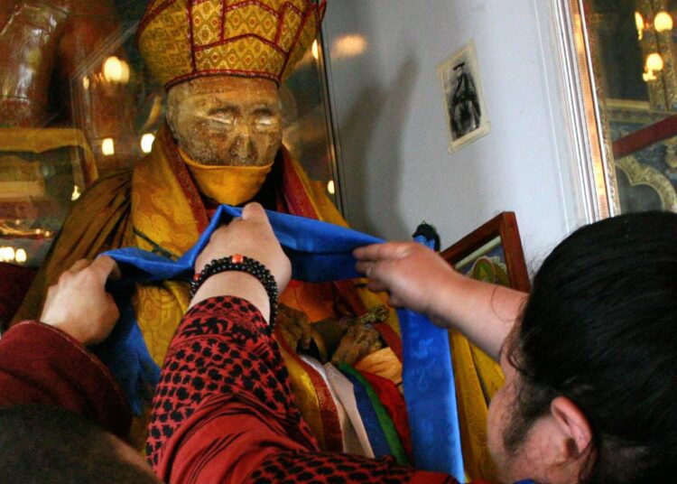 Сто лет сидит в медитации и молодеет: чудо святого из Бурятии