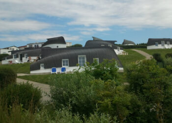 Дома в перевернутых лодках: как живется в странной деревне Франции