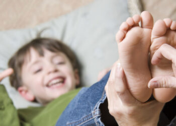 Почему не получается защекотать себя до смеху: нейробиологи изучили феномен