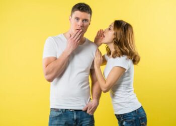 В какое ухо человека нужно обращаться, чтобы он поверил сказанному