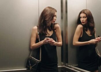 Для чего на самом деле в лифтах вешают зеркала