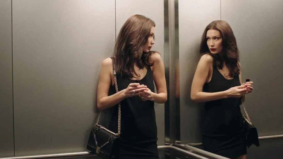 Фото в лифте с зеркалом девушки