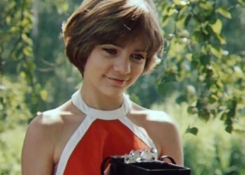 Алиса чуть не сгорела от стыда: какой пикантной сцены мы не увидели в «Гостье из будущего»