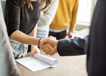 Ученые рассказали, как по рукопожатию узнать, когда человек умрет