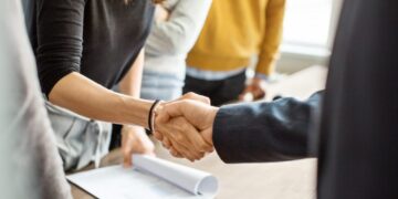 Ученые рассказали, как по рукопожатию узнать, когда человек умрет