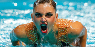 Пловчихи-синхронистки раскрыли секреты своего безумного макияжа. Фото