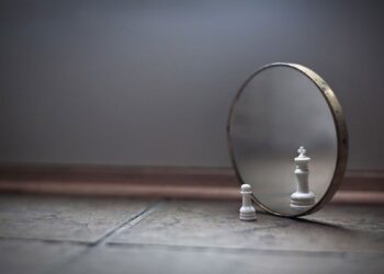 Почему во время похорон принято завешивать все зеркала в доме