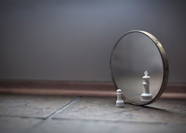 Почему во время похорон принято завешивать все зеркала в доме