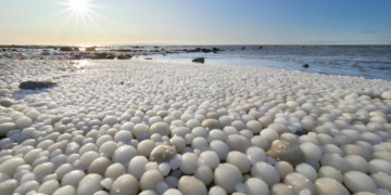Почему на берегу лед замерзает в виде огромных шаров