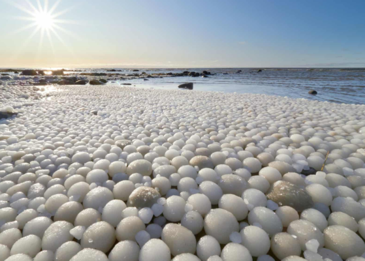 Почему на берегу лед замерзает в виде огромных шаров