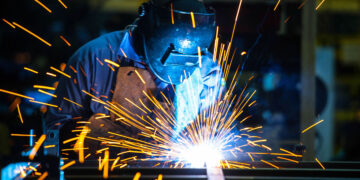 Офтальмолог объяснила, можно ли ослепнуть, глядя на сварку