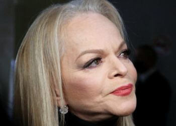 Морщины и отеки: нейросеть показала истинных Пугачеву, Долину и других пожилых звезд