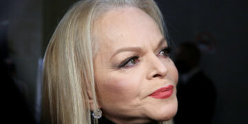 Морщины и отеки: нейросеть показала истинных Пугачеву, Долину и других пожилых звезд