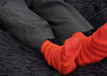 Почему привычка нюхать грязные носки может быть опасна для здоровья