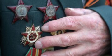 90-летний ветеран зашел в кабинет врача. От того, что случилось дальше, плакала вся больница