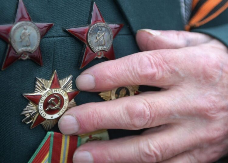 90-летний ветеран зашел в кабинет врача. От того, что случилось дальше, плакала вся больница