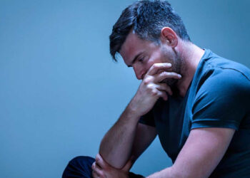 Жена рассмотрела фото с рыбалки и выгнала мужа: вот что она увидела