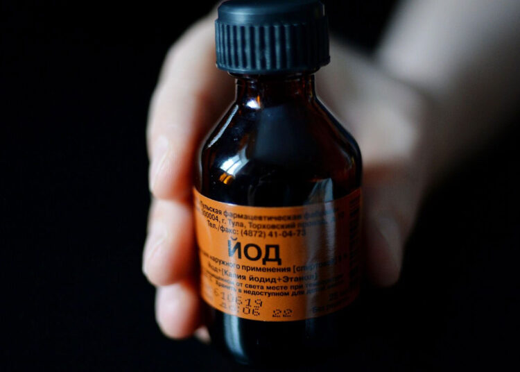 Не по прямому назначению: как применить в быту аптечный йод