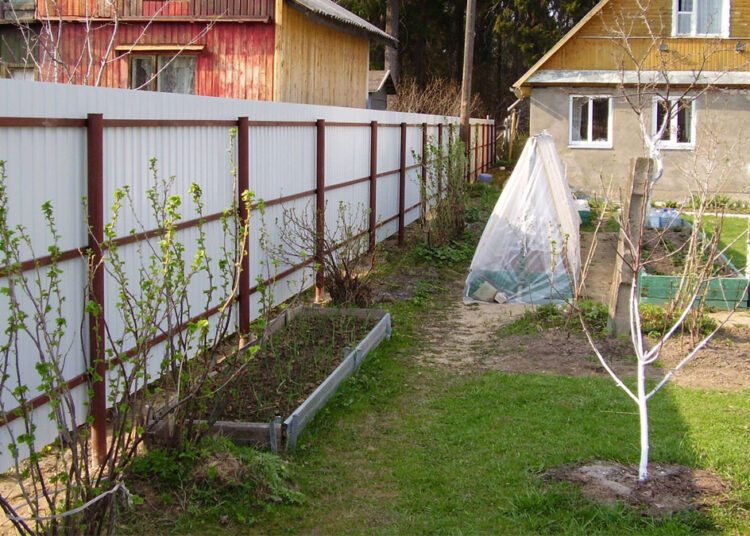 Дачный забор должен стоять именно этой стороной к соседям, и вот почему