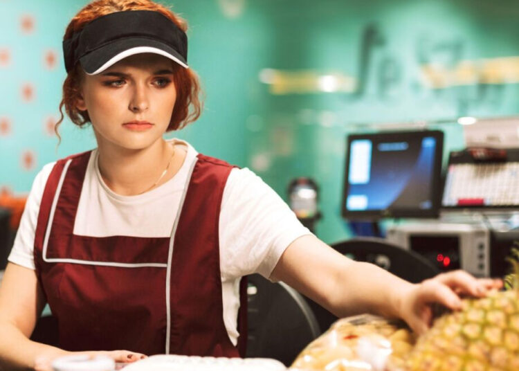 Как поставить на место кассиршу в супермаркете: одна фраза