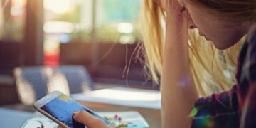 Подозревая парня в измене, залезла в его телефон: там было нечто