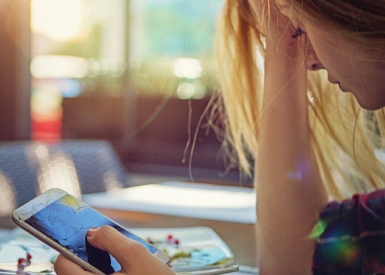 Подозревая парня в измене, залезла в его телефон: там было нечто