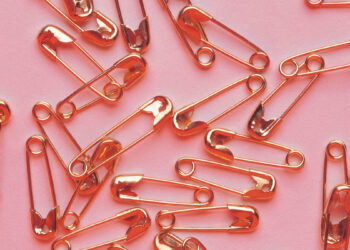 Как зарядить булавку от сглаза