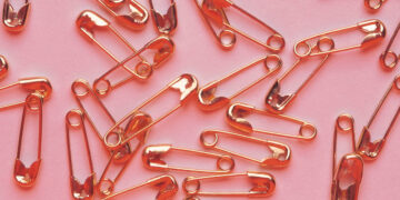 Как зарядить булавку от сглаза