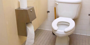 Зачем нужен вырез спереди на сиденье унитаза