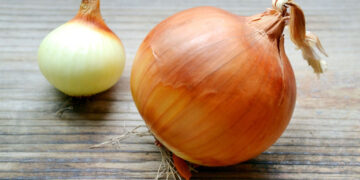 Зачем некоторые люди кладут лук под подушку