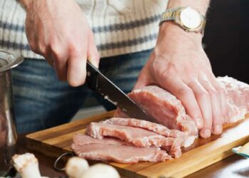 Чем опасна привычка отбивать мясо на деревянной досочке