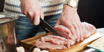 Чем опасна привычка отбивать мясо на деревянной досочке