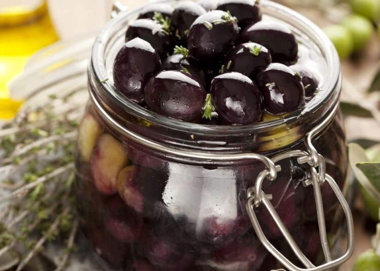 Лучшие способы использования жидкости из банки с маслинами