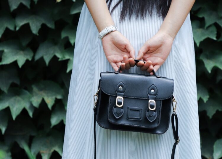 Почему ни в коем случае нельзя носить чужие сумки и сумочки