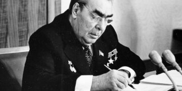 Почему Брежнев частенько подворовывал в магазинах, даже находясь у власти