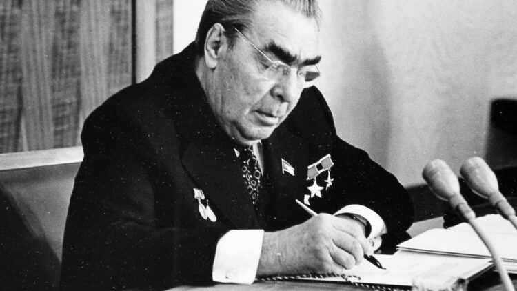 Почему Брежнев частенько подворовывал в магазинах, даже находясь у власти