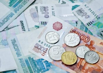 Мало кто знает: какие символы изображают на российских рублях