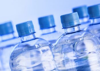 Почему эксперты называют бутилированную воду еще той отравой