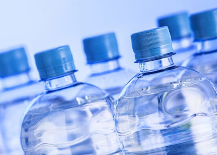 Почему эксперты называют бутилированную воду еще той отравой