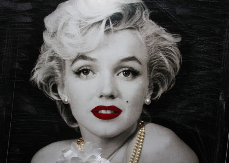 9 звезд, у которых поклонники подозревают косоглазие. Фото