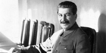 Почему мертвому Сталину перед похоронами пошили специальные трусы