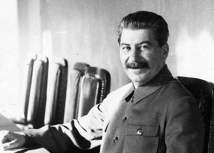 Почему мертвому Сталину перед похоронами пошили специальные трусы