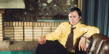 Не смирилась и не простила: дочь Миронова считает цирком его похороны