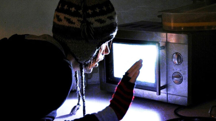 Врачи объяснили, как микроволновка может вызвать рак