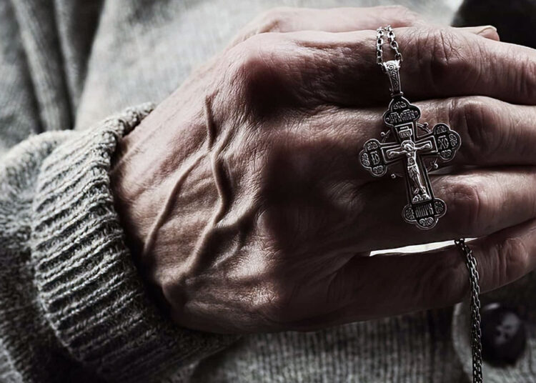 Отчего может потемнеть нательный крестик