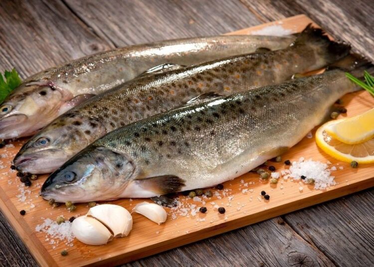 Вонь от рыбы на разделочной доске: как с этим справиться