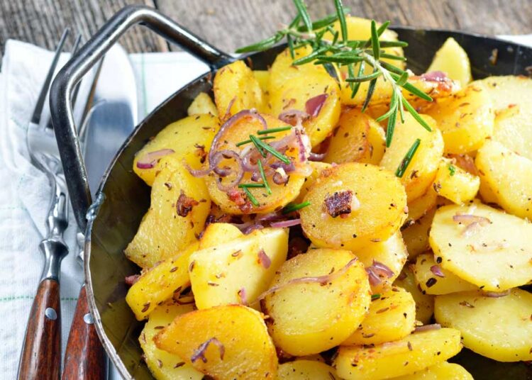 Что обязательно нужно добавить в жареную картошку за минуту до готовности