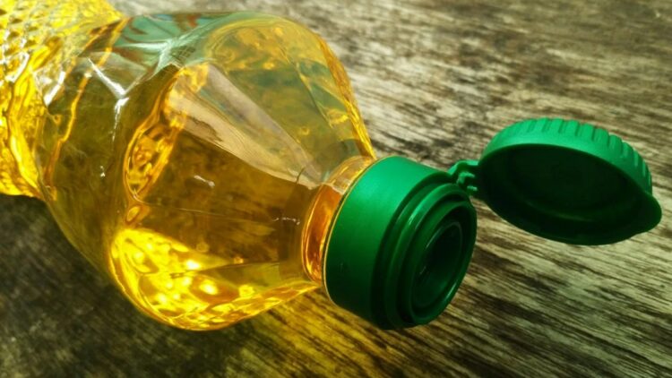 Для чего делают эти странные прорези на горлышках бутылок с маслом